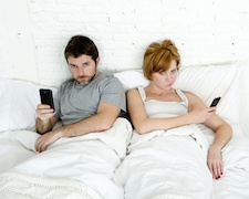 Il micro-cheating: una minaccia per la coppia nell'era dei social?