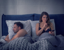Spiare il cellulare del partner? Non è una buona idea.