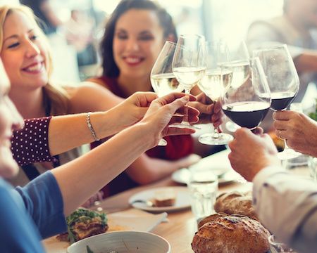 Social dinner: le cene tra sconosciuti per fare nuove amicizie.