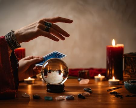 Incantesimi e magie d’amore online: il business delle emozioni nella terza età digitale