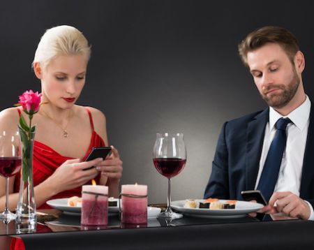 Dallo sguardo al display: lo smartphone ha cambiato le nostre relazioni?