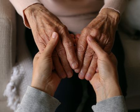Caregiver: la tristezza per chi è ancora qui ma non è più lo stesso.